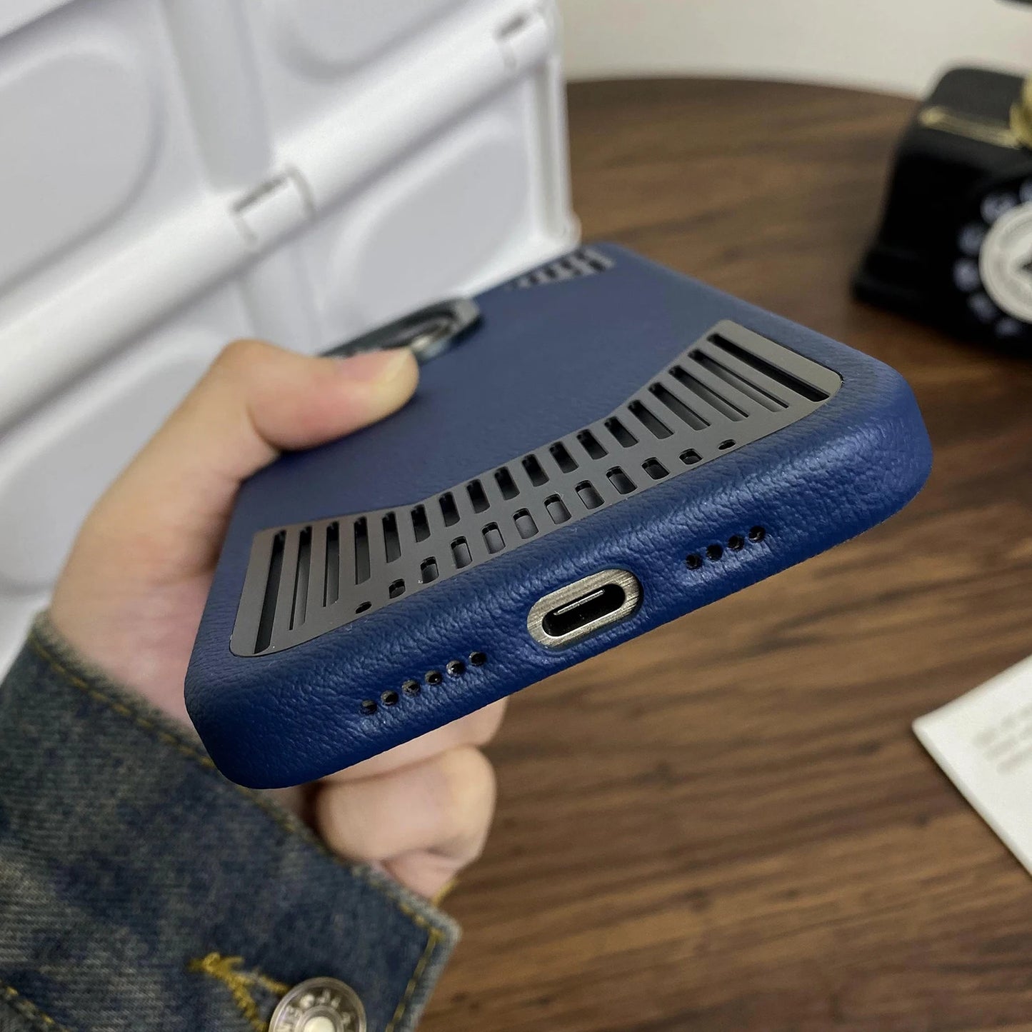 iPhone 11 a 15 / Funda Cuero Metálico