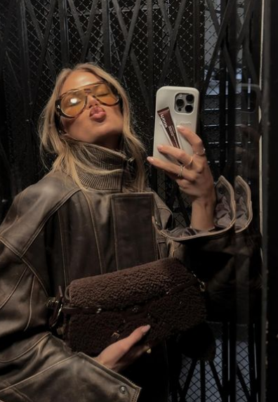 iPhone 11 a 15 / Funda Brillo de Labios